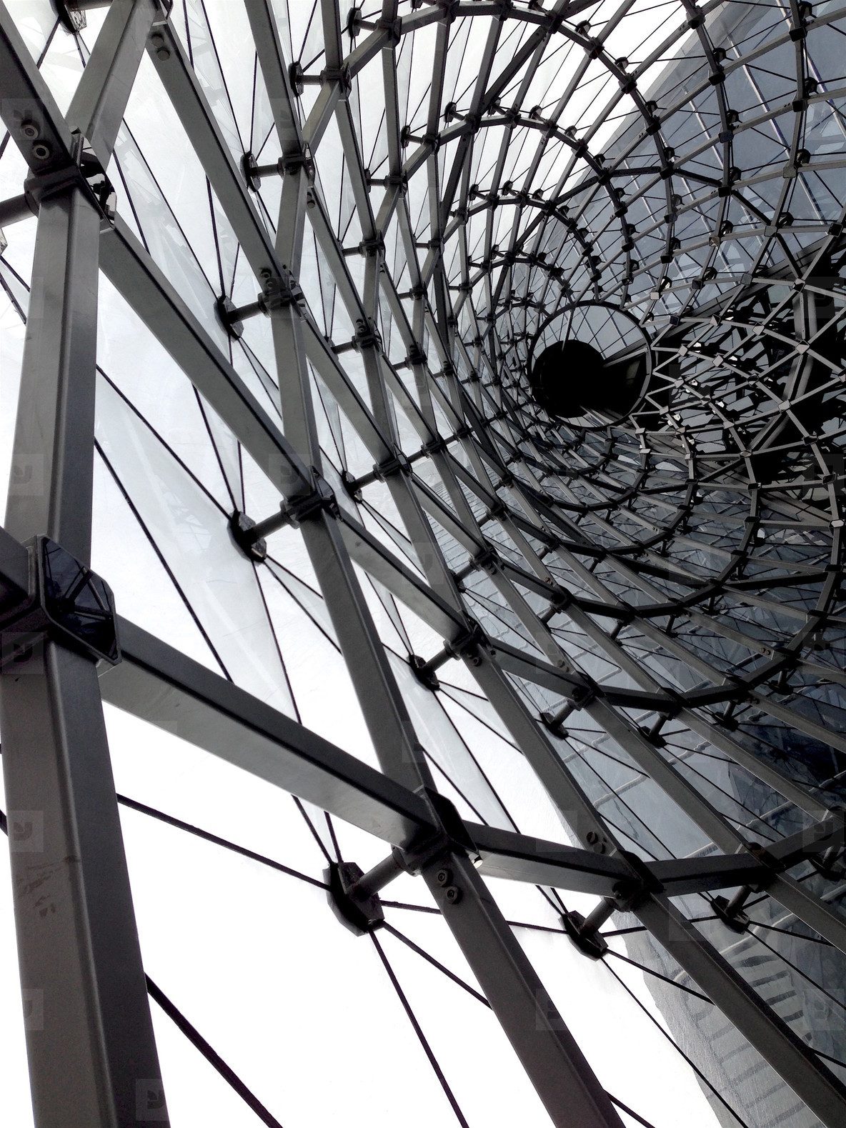 Estructura reticular de nodos y conexiones metálicas vista desde abajo