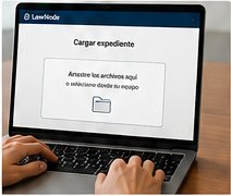 Carga de un expediente en la plataforma LawNode desde una laptop